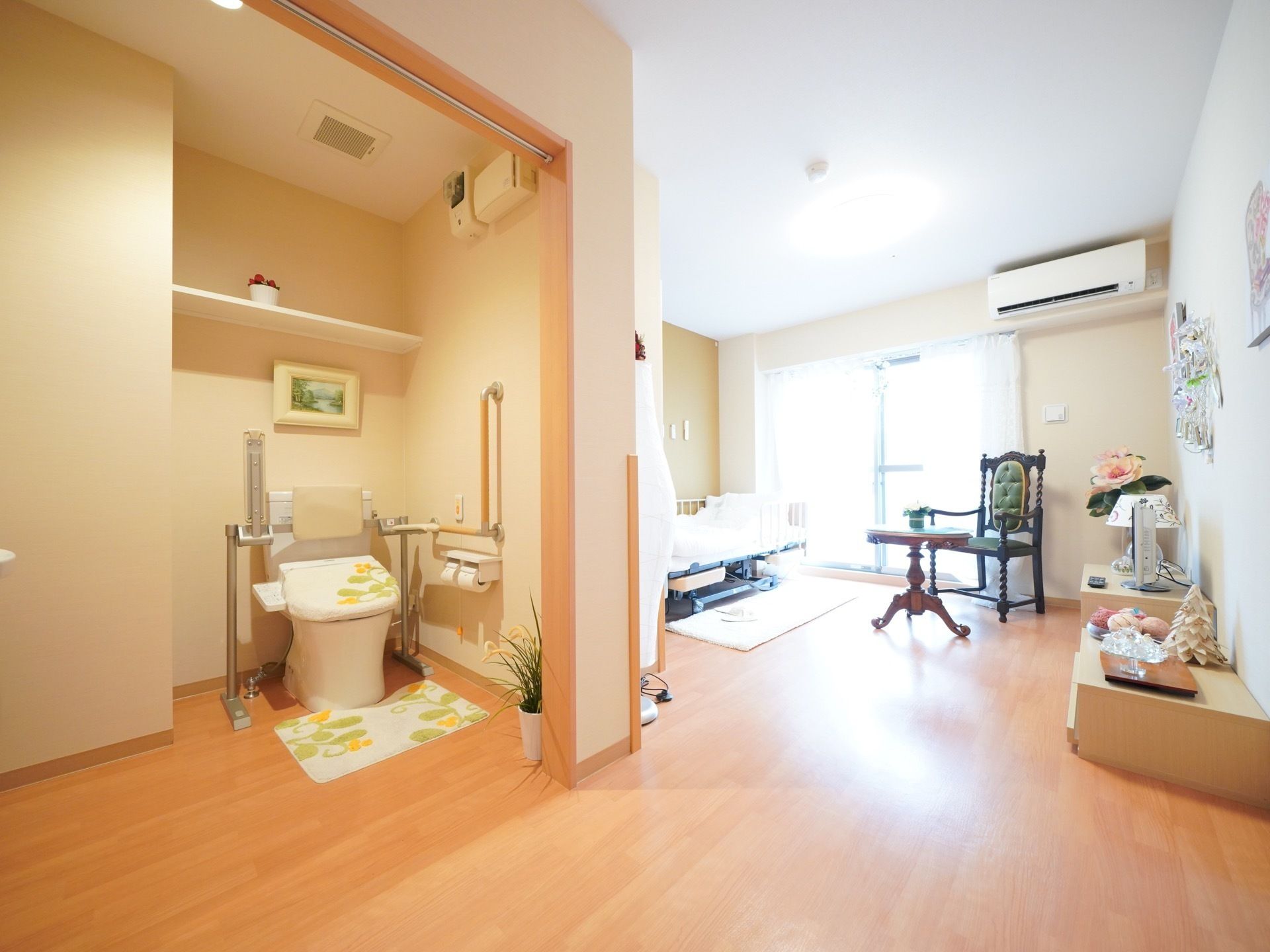 リビングには介護用のベッドとトイレが設置されている。