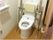 バリアフリーのトイレの両側には必要な際に上げ下げできる手すりバーを設置。背もたれもついているので便利に使える。
