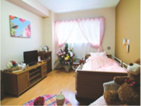 以前使用されていた家具や物品などを持ち込める、広いスペースを確保した居室。お好きな雰囲気のお部屋で、毎日を過ごしていただける。