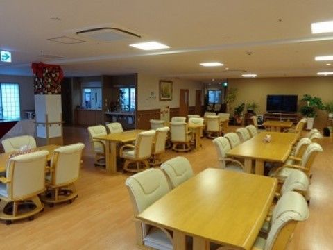 入居者様皆様揃っていただけるリビング。広く、開放感のある雰囲気の中でお食事を召し上がっていただける。
