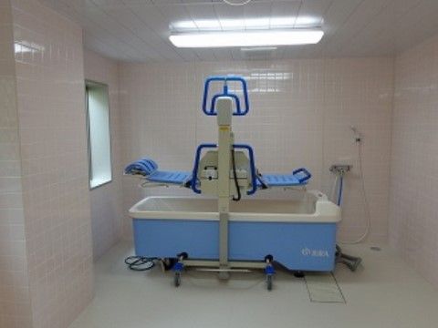 ご自宅では難しい、寝たきりの方の入浴が可能な介護浴ができる大型の機械を設置している。清潔なお体で、質の高い毎日を送っていただける。