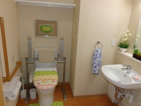 除去可能な部分もある豊富な手すりが付いており、安全に移乗できる便座。ナースコールも設置しているため、緊急時の迅速な対応が期待できる。