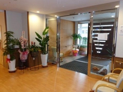 車椅子をご利用の方も安全に移動できる、オールバリアフリーな設計のエントランス。大型の自動ドアが設置してあり、介助しながらの移動も簡便である。
