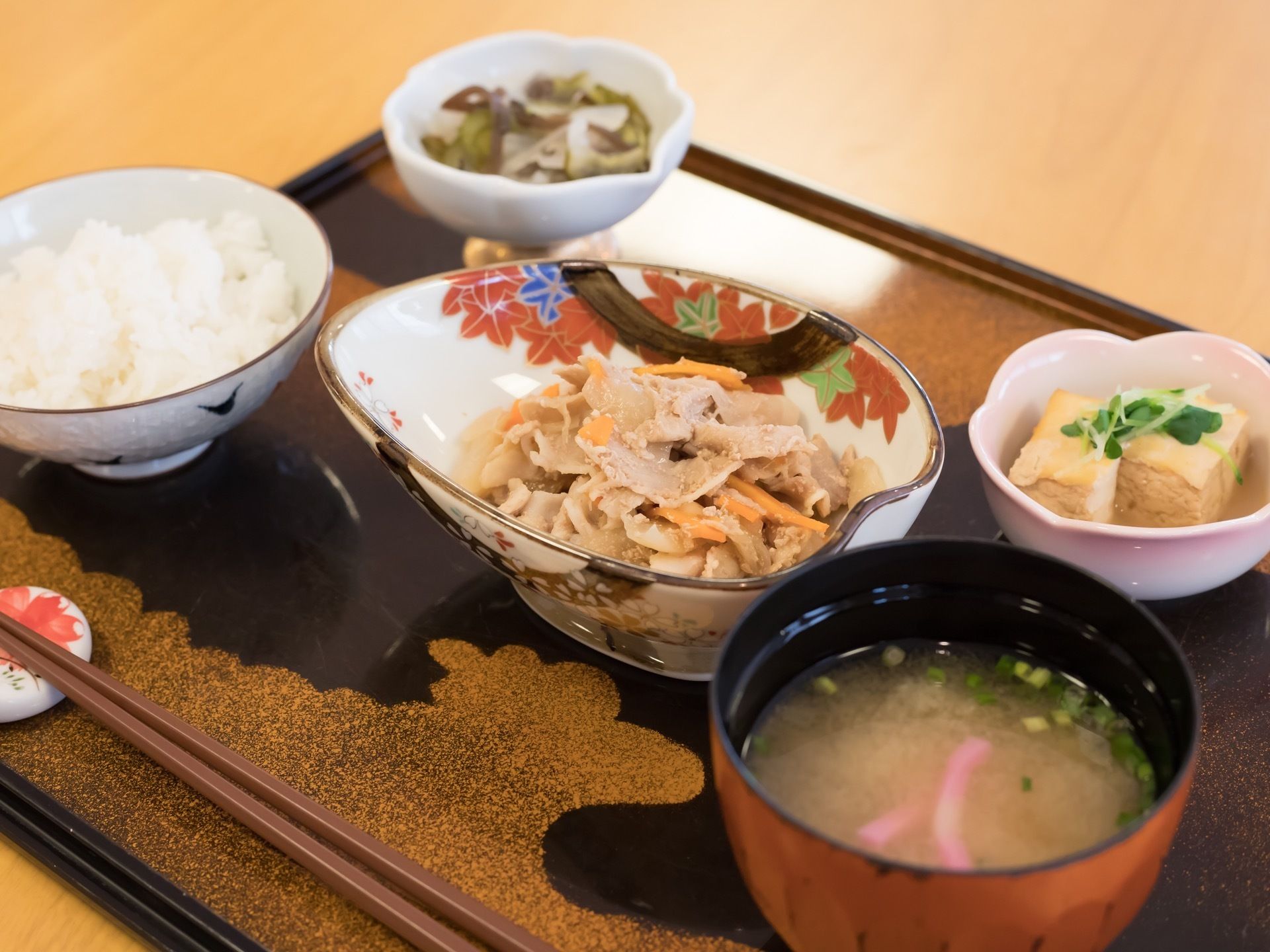 白ご飯、味噌汁、煮物と小鉢2品がトレーの上に用意されている。具材は食べやすい大きさにカットされている。