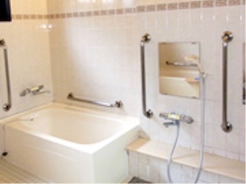 明るい浴室の壁の必要な箇所にはステンレス製の手すりが設置されており、入居者様は安全に入浴することができる。