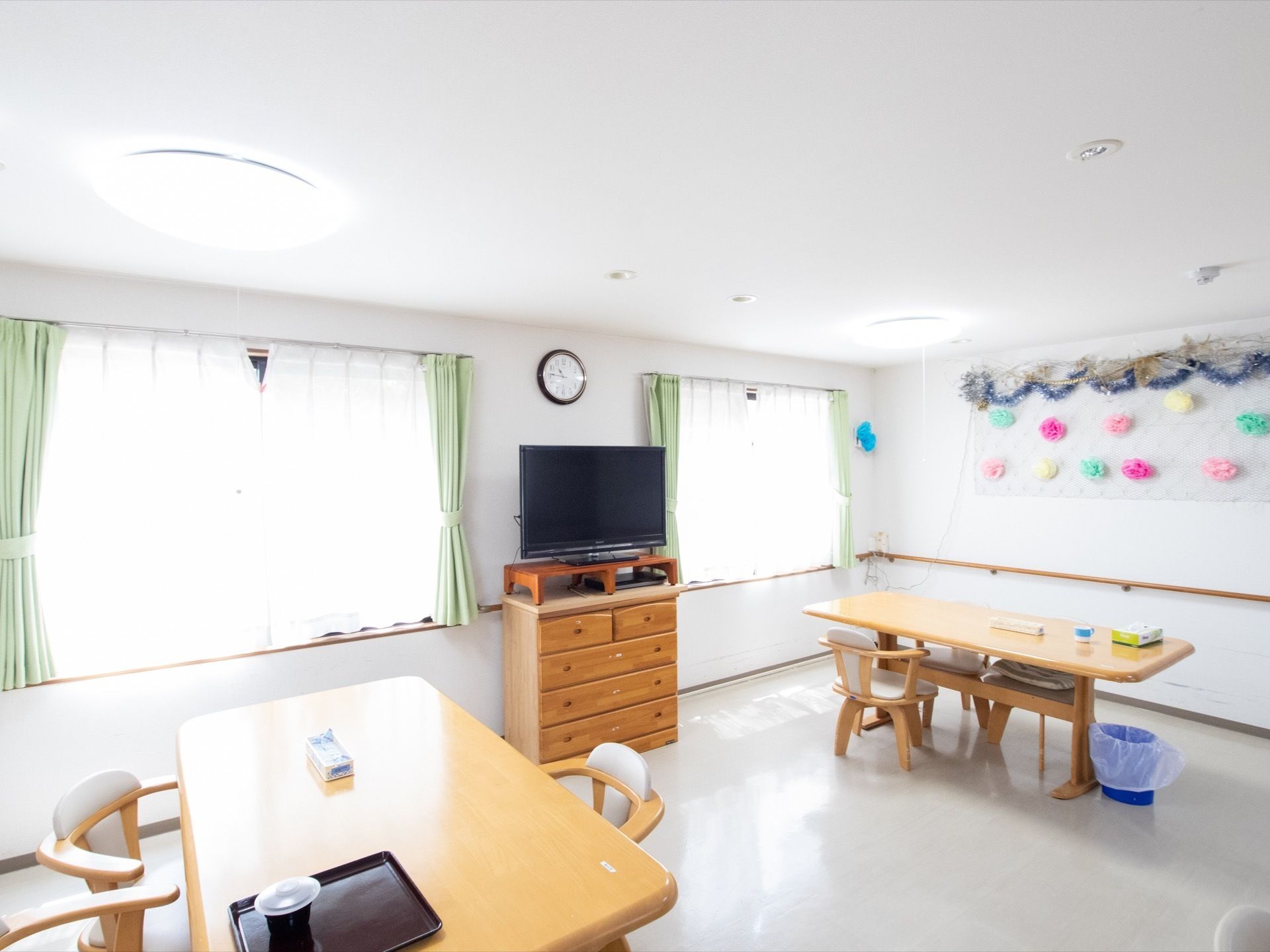 食堂には大きなテレビが設置されている。フラットな床なので、車椅子をご利用の方もスムーズにご使用いただける。