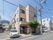 外観はやわらかい色を基調とし、住宅街に馴染んだ色になっている。周辺の道路は広いので、車の出入りもしやすい。