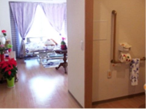 部屋に入ってすぐに右側に手すり付きのトイレが設置されている。部屋には花を飾ったり、入居者様の好みのお部屋にすることができる。