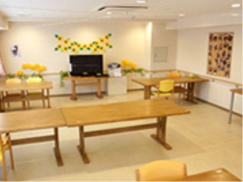 部屋前方にはテレビが設置されている。テーブルを多く設置している。部屋は季節ごとに飾りつけもして、楽しい空間を演出している。