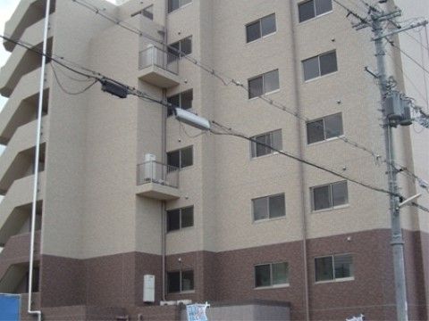 ６階建ての建物である。１階はシックなこげ茶で２階以上は落ち着いた色合いのベージュのツートンカラーの外壁になっている。