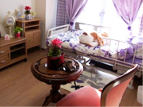 部屋には介護ベッドの他にもテーブル、椅子、引き出し付きの腰高の家具が置かれている。ゆったりとした空間が確保されている。