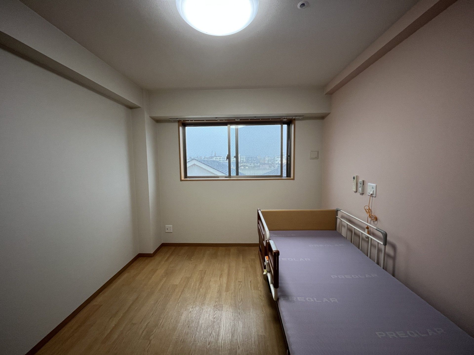 窓際のベッドがある部屋