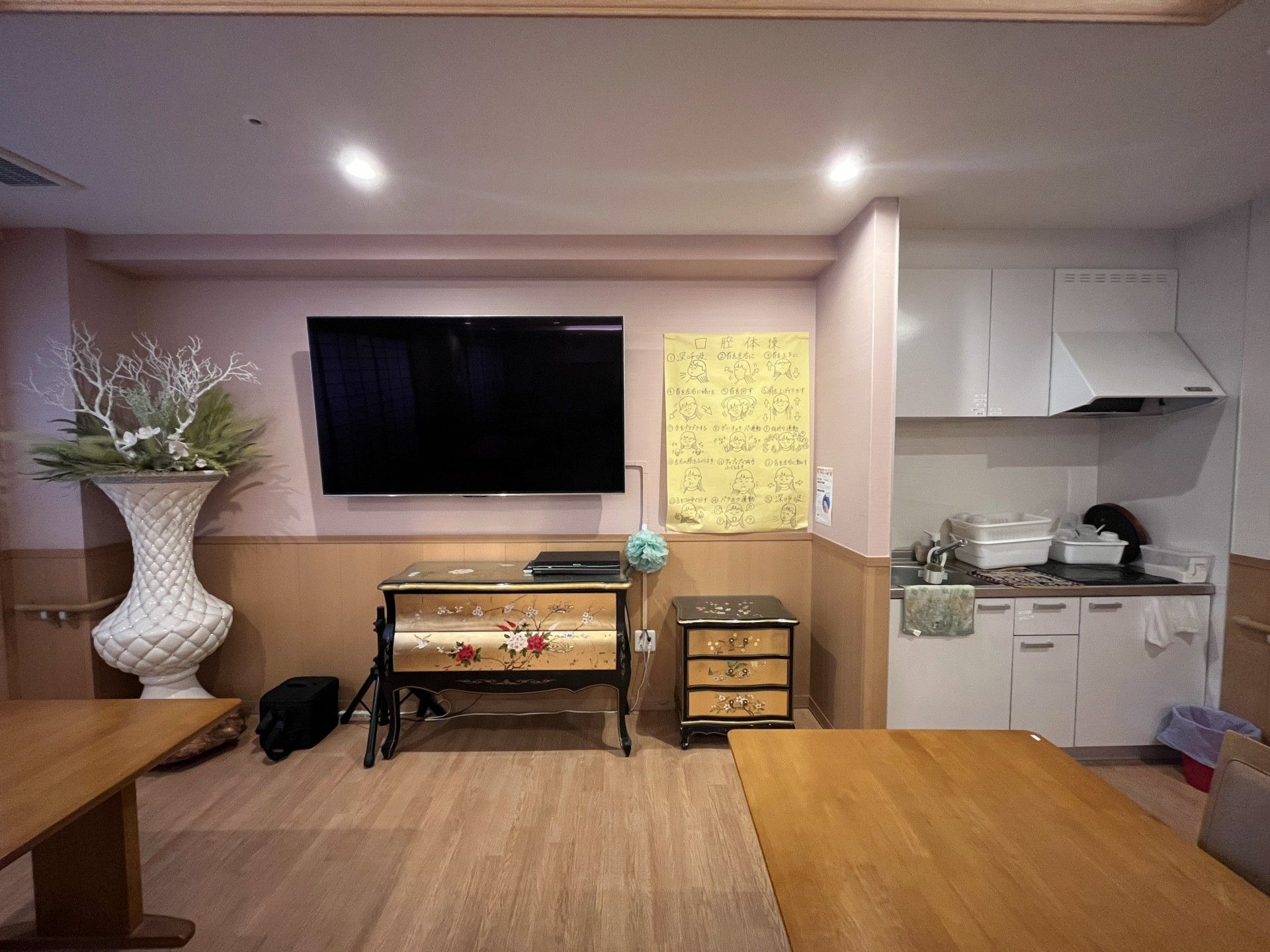 テレビとキッチンのある部屋