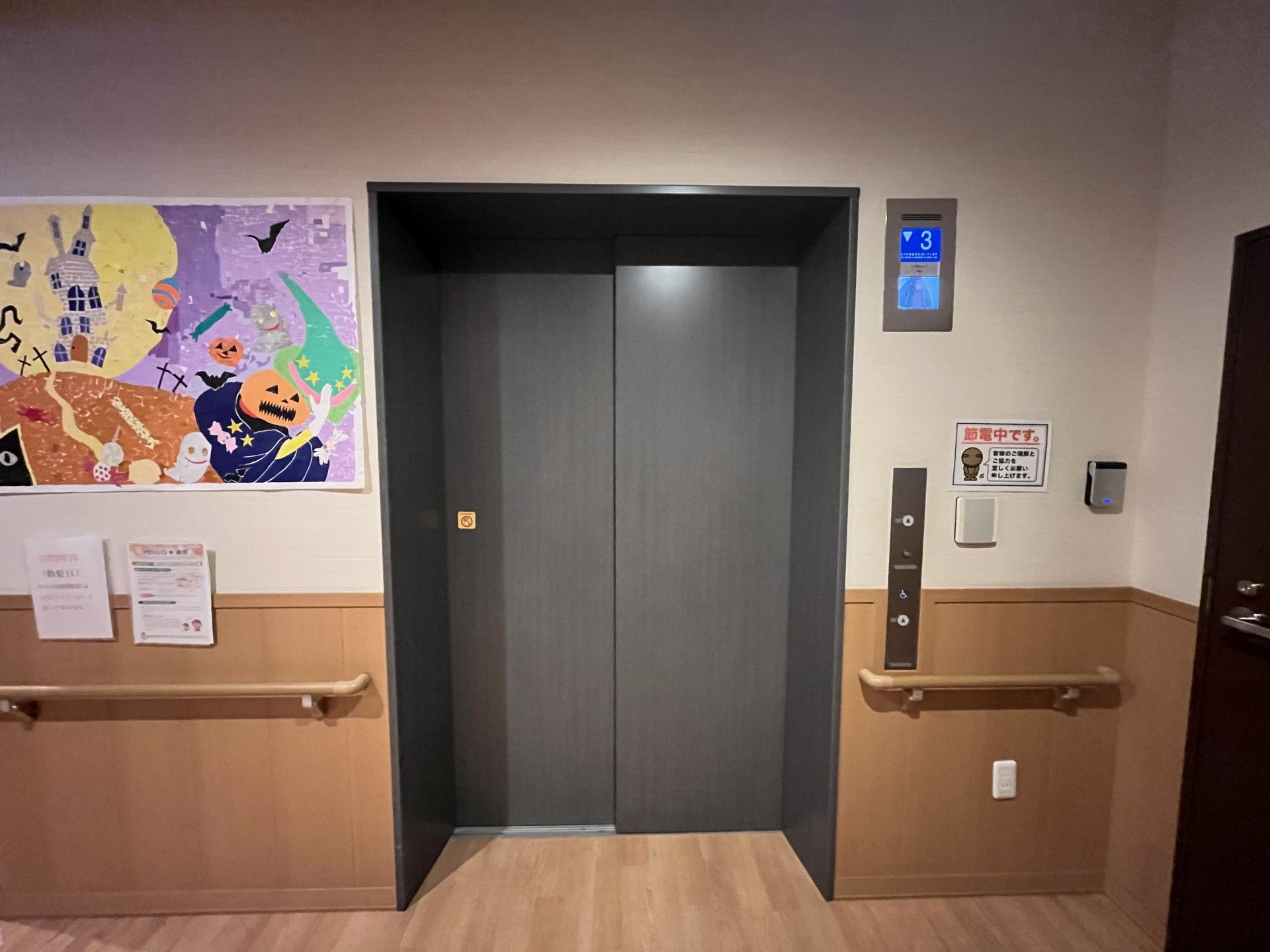 エレベーター前の壁面
