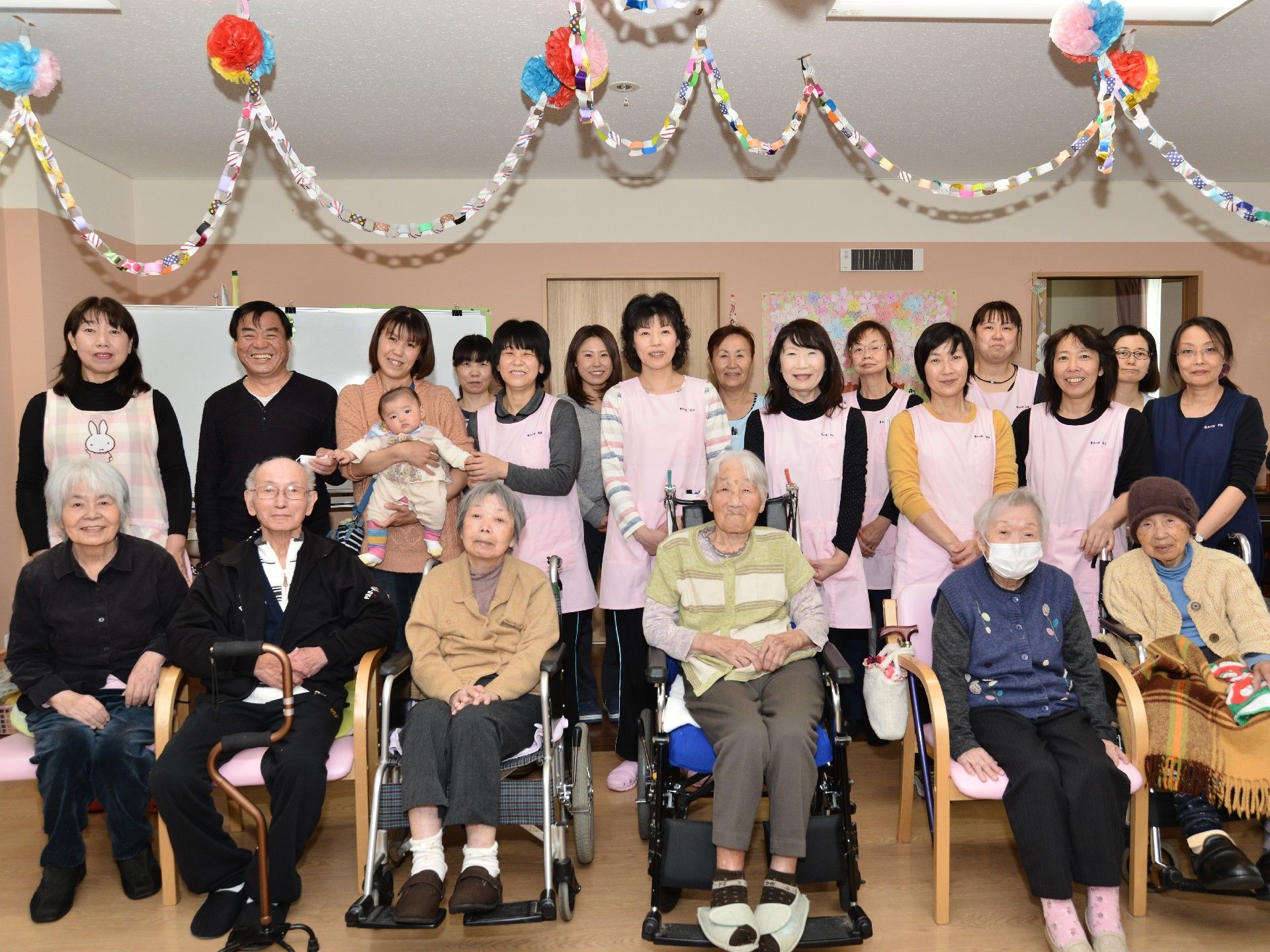 ご入居者様とスタッフさんの集合写真。