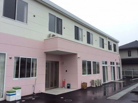 雨に濡れないよう出入り口に屋根を設けている施設の外観。