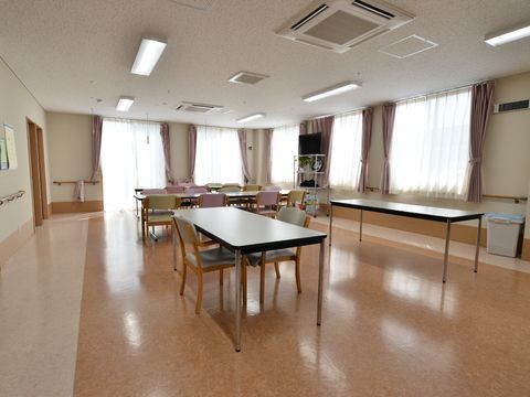角の部屋になっており壁二面の大きな窓から外光がたっぷりと注ぎ込んでいる。広々としたスペースに机と椅子が余裕をもって並んでいる。