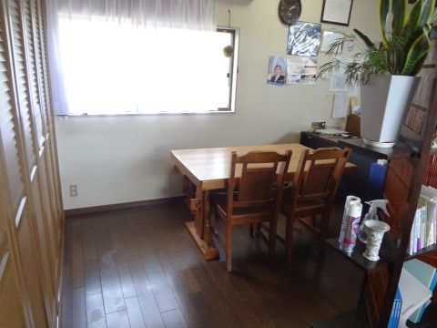 椅子やテーブルのある共有スペース