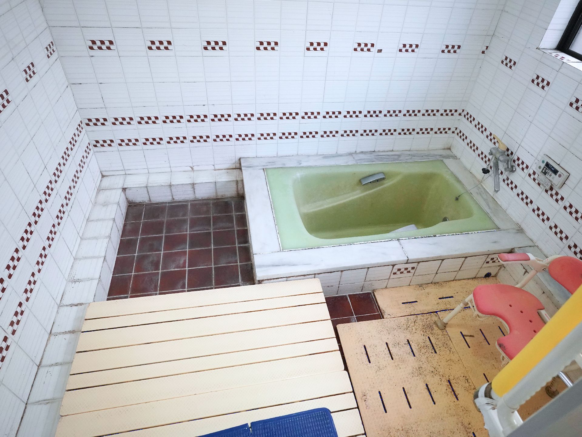 要介護度が軽度の方が利用する手すりがついた個浴用の浴槽