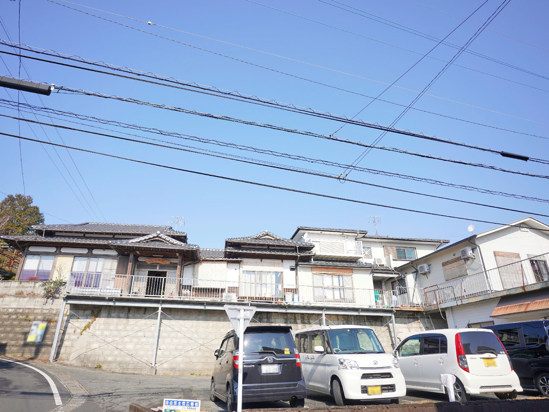 近隣の道路から撮影した介護施設の外観