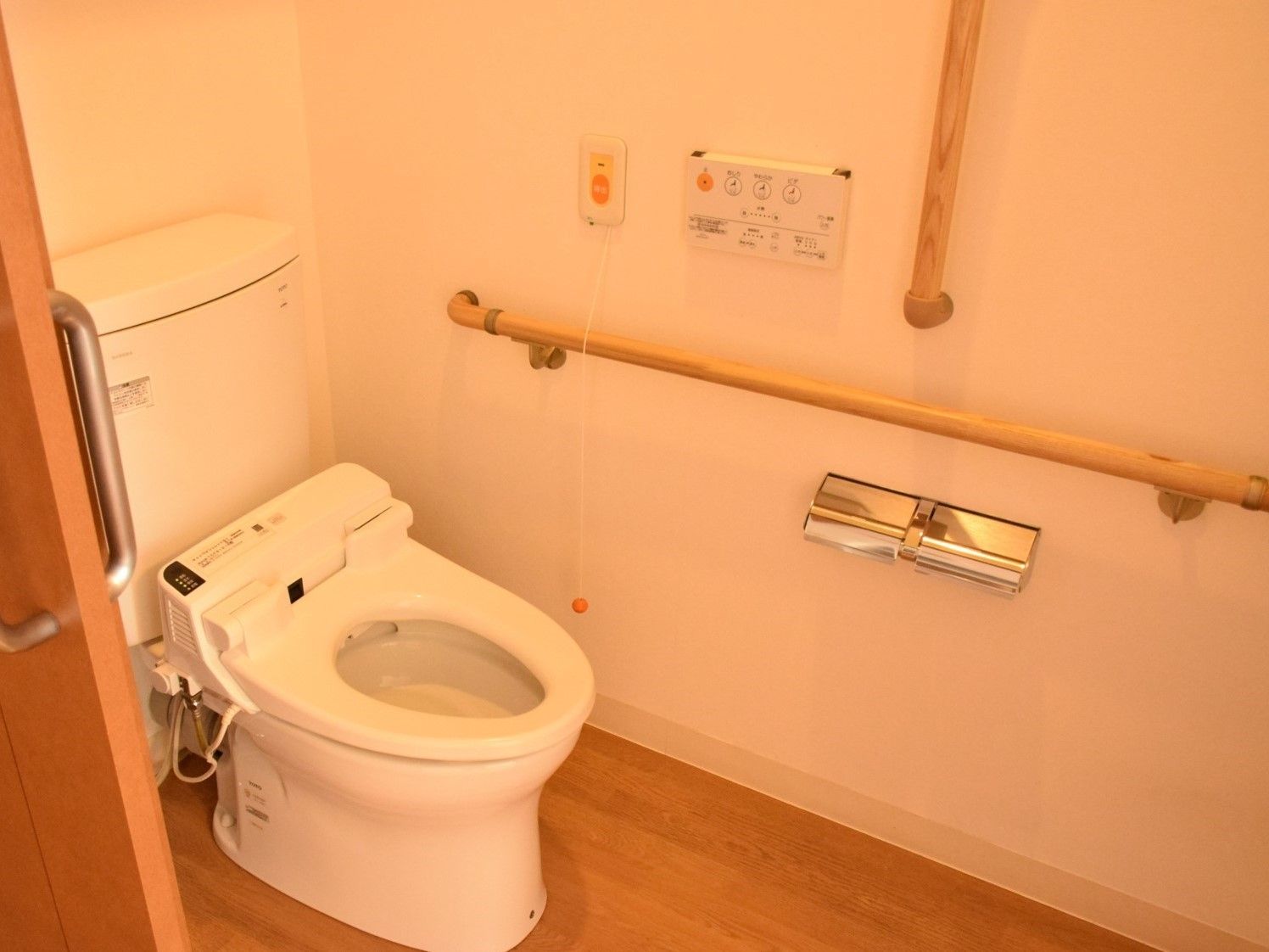 トイレには広範囲に手すりが備え付けられており、呼び出しボタンも設置されているため安心して使用することができる。