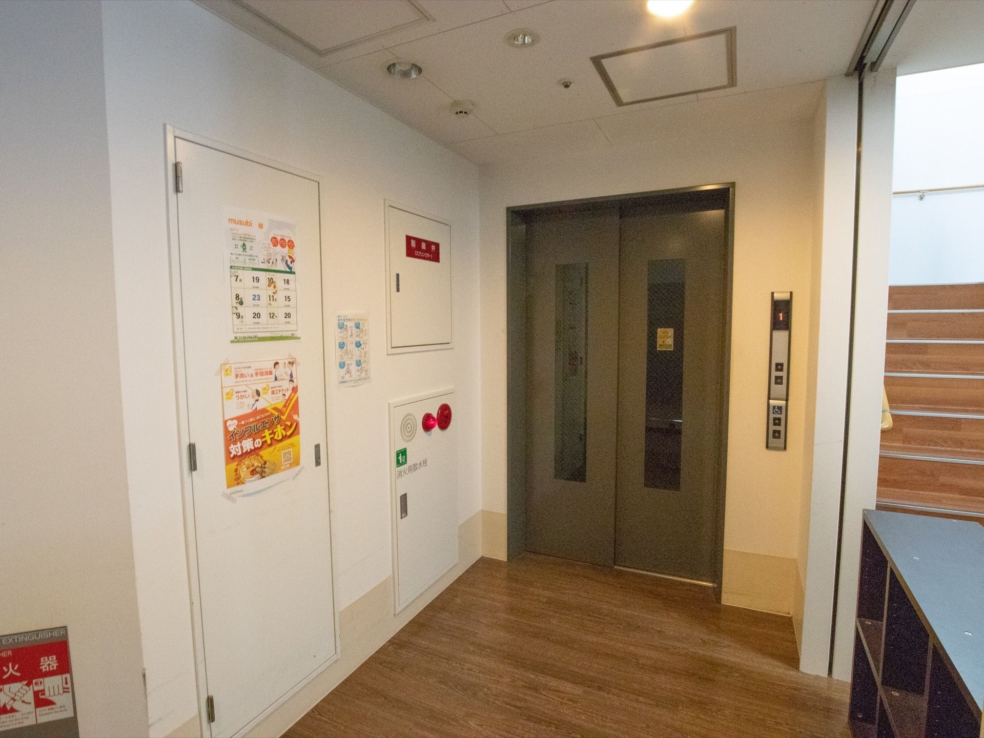 階段だけではなくエレベーターも設置されている。濃いブラウンのシンプルな扉は施設の内装に溶け込んでいる。