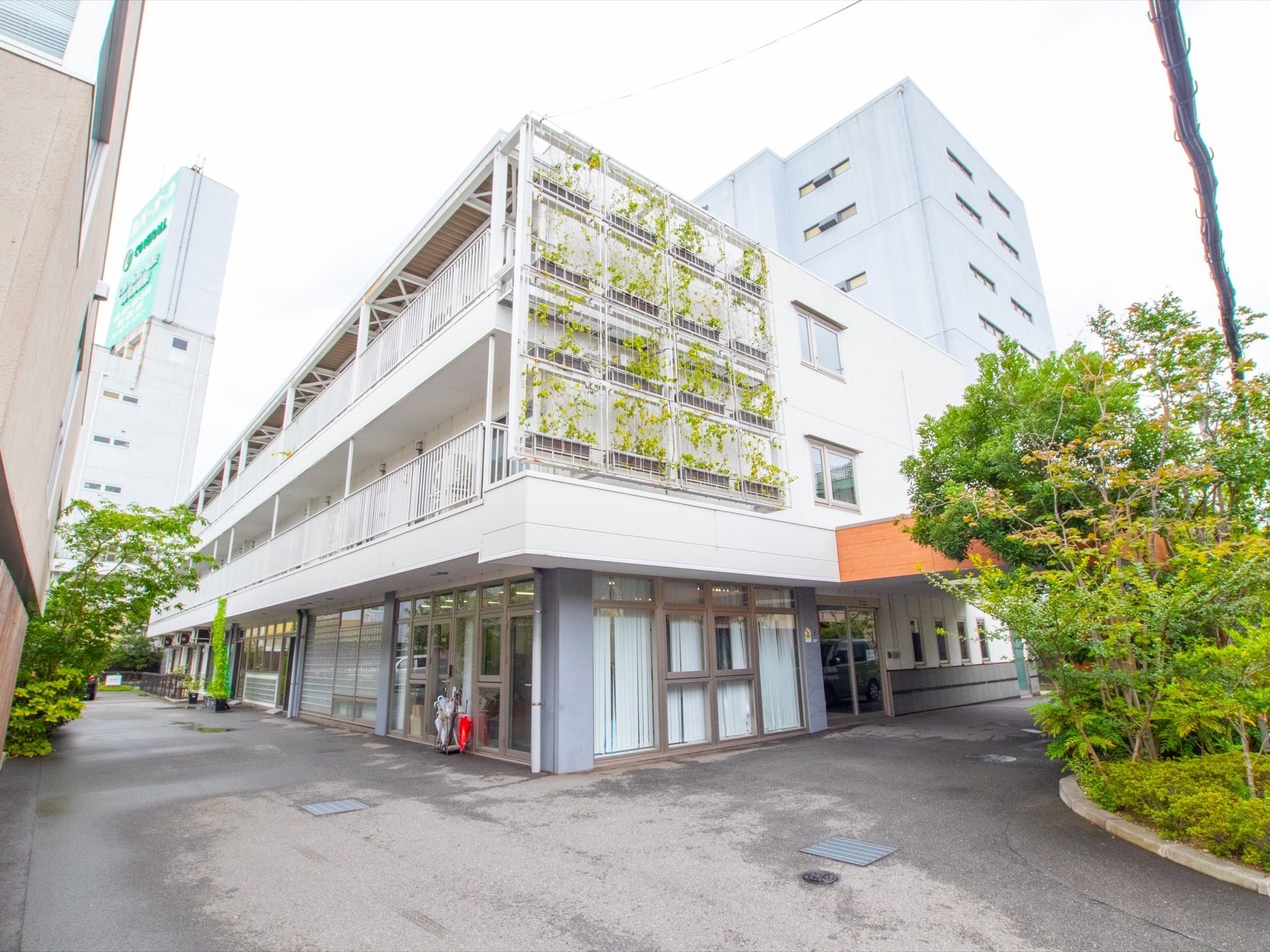 白と明るい木目を基調とした、3階建てのシンプルな建物である。建物の周りには木々が植樹され、敷地は広々としている。