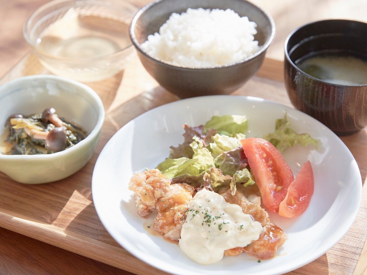 チキン南蛮がメインの食事。ご飯や汁物、サラダやキノコの和え物など、彩りと栄養バランスが良い食事が並んでいる。