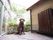 施設では犬も飼っている。大きめのロッジ風の犬小屋でしっかりしたリードで繋がれフェンスもしっかりしている。