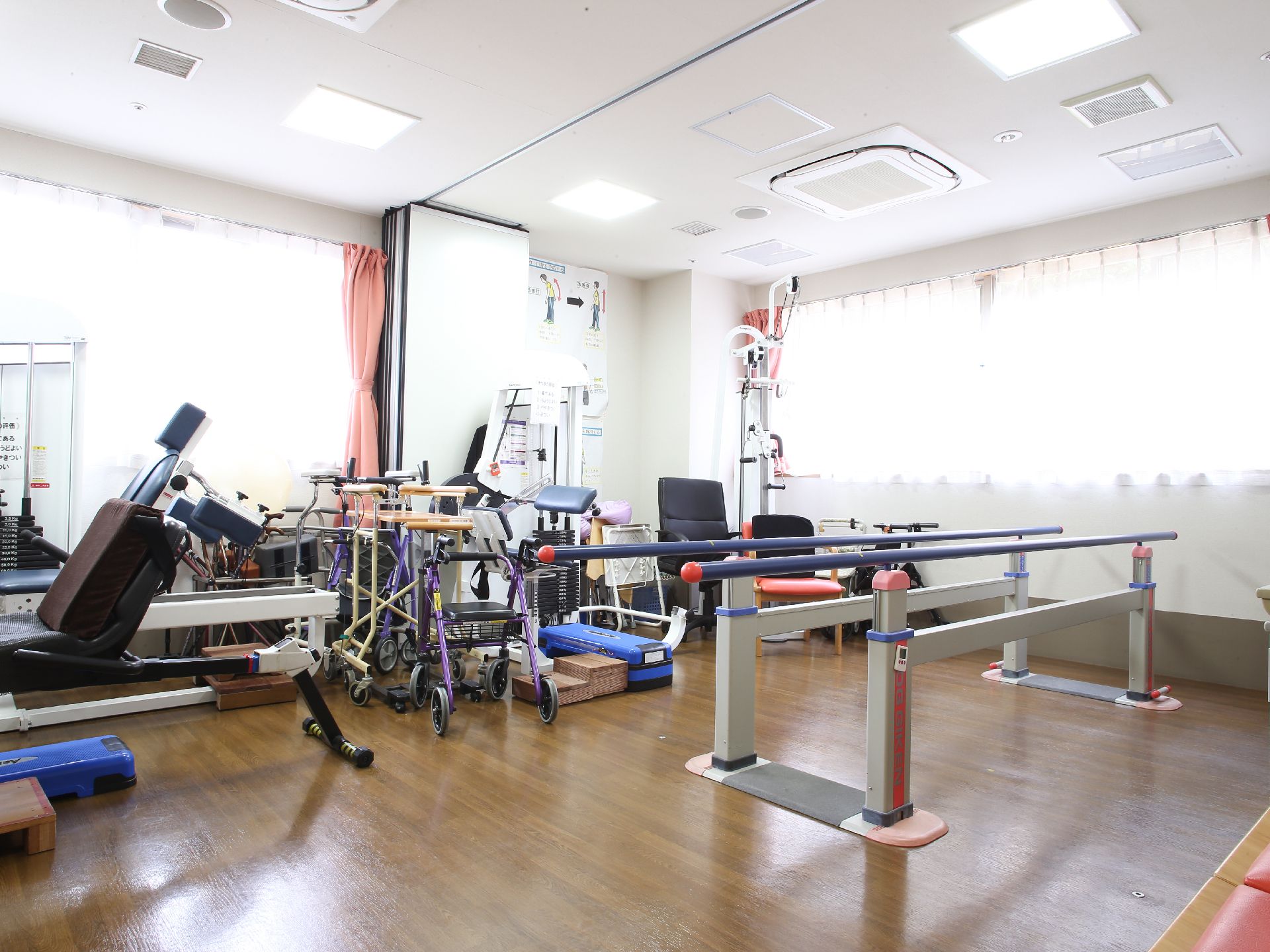 トレーニング室には大きな窓からたくさんの光が入り込む。フローリングの床の上にトレーニングのための機材がいろいろと揃っている。