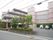 アルジャンメゾン紅梅は、4階建ての建物で、薄紫色の外観が目に優しい。入口前には広い駐車スペースがある。
