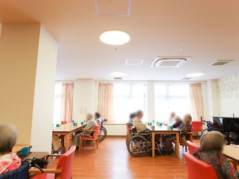 食堂にはテレビがあるので、自宅にいる時のようにくつろぐことができる。車椅子の方でも大勢座ることができる。