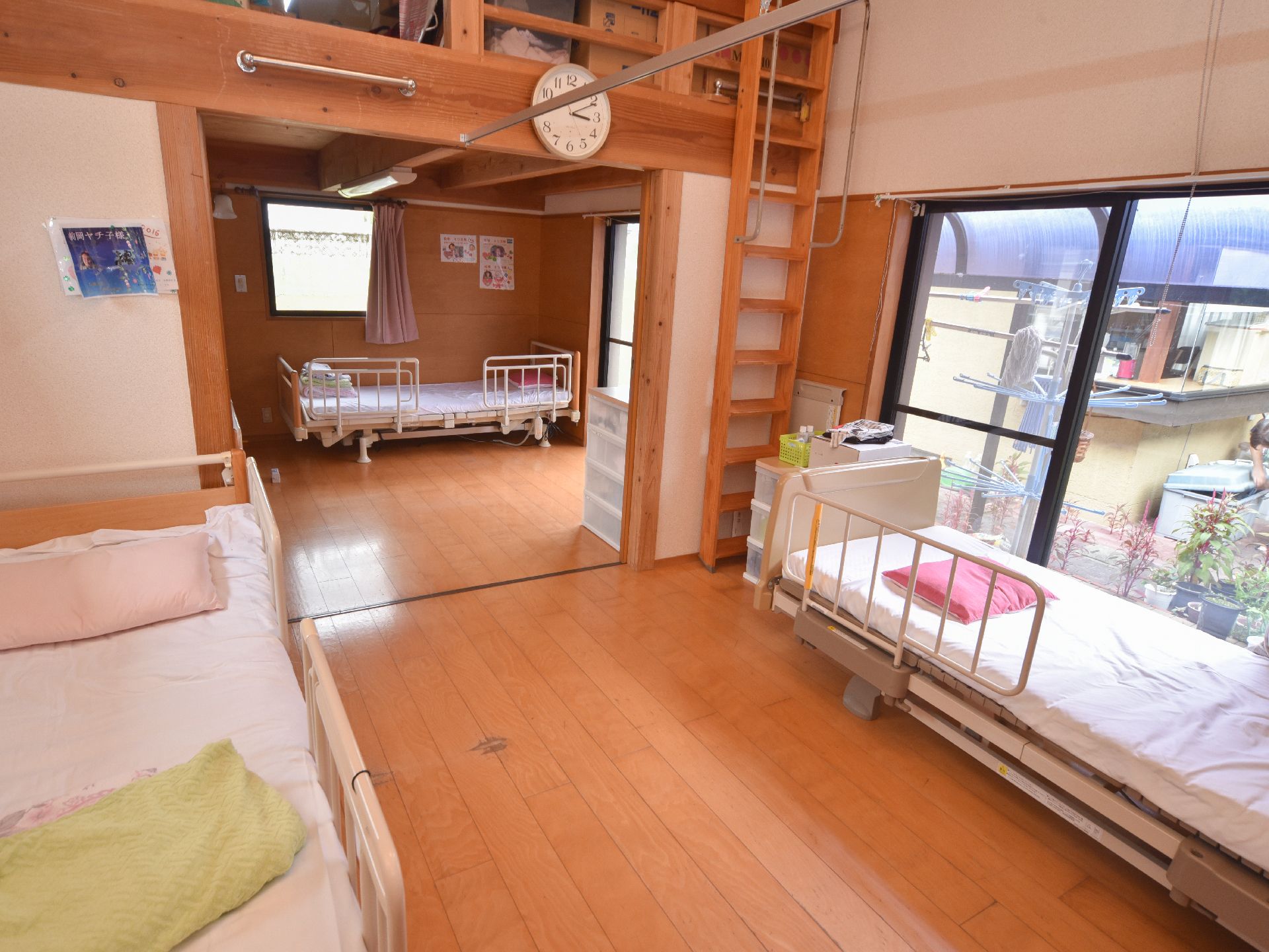 居室の床はフラットなフローリングである。2室にはそれぞれ日差しを取り込む窓が設けられている。ベッドにはフェンスがある。