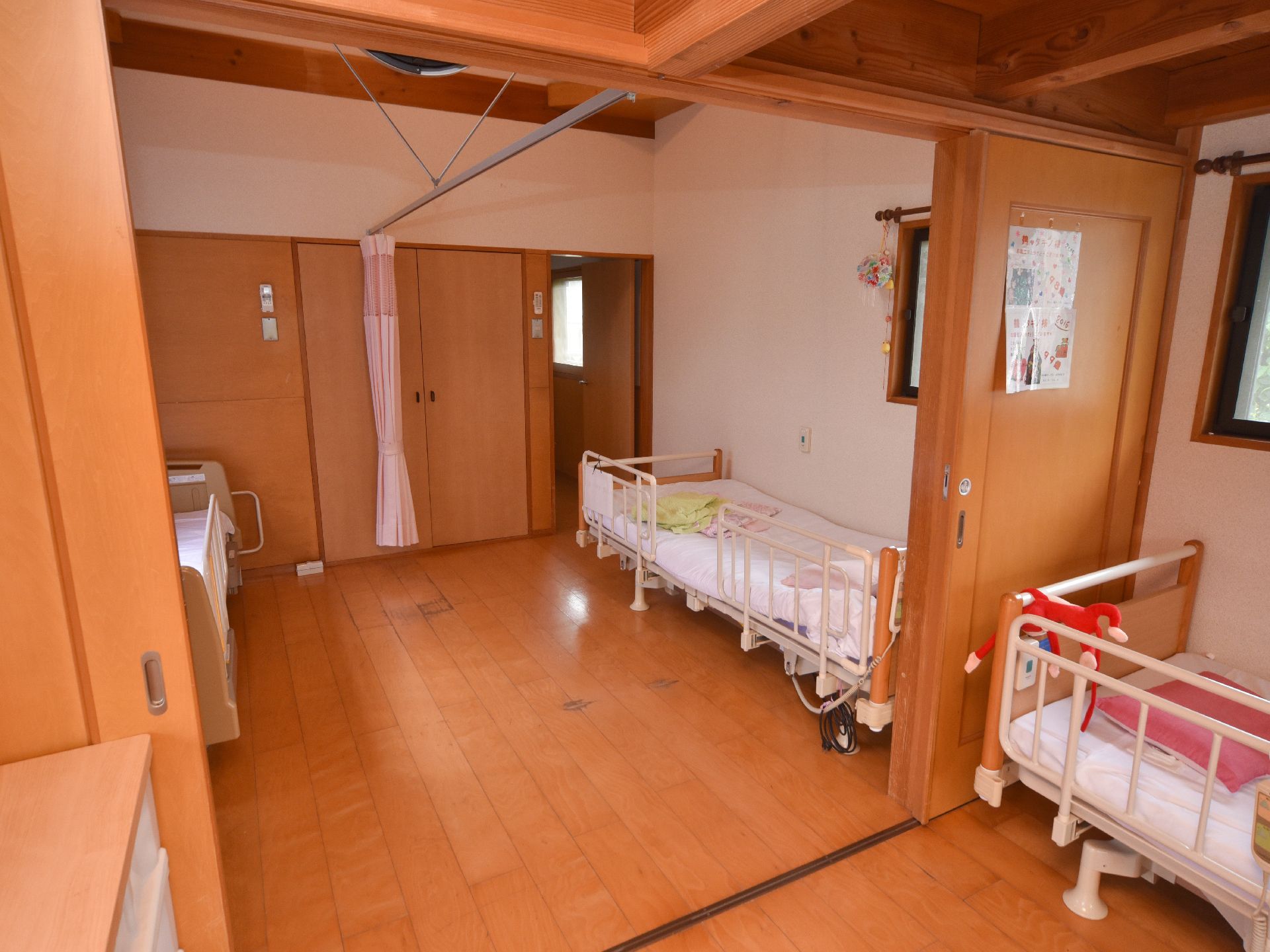 居室は2室が並んでおり、間は木製の引き戸で仕切れるようになっている。室内には仕切り用のカーテンが設置されている。
