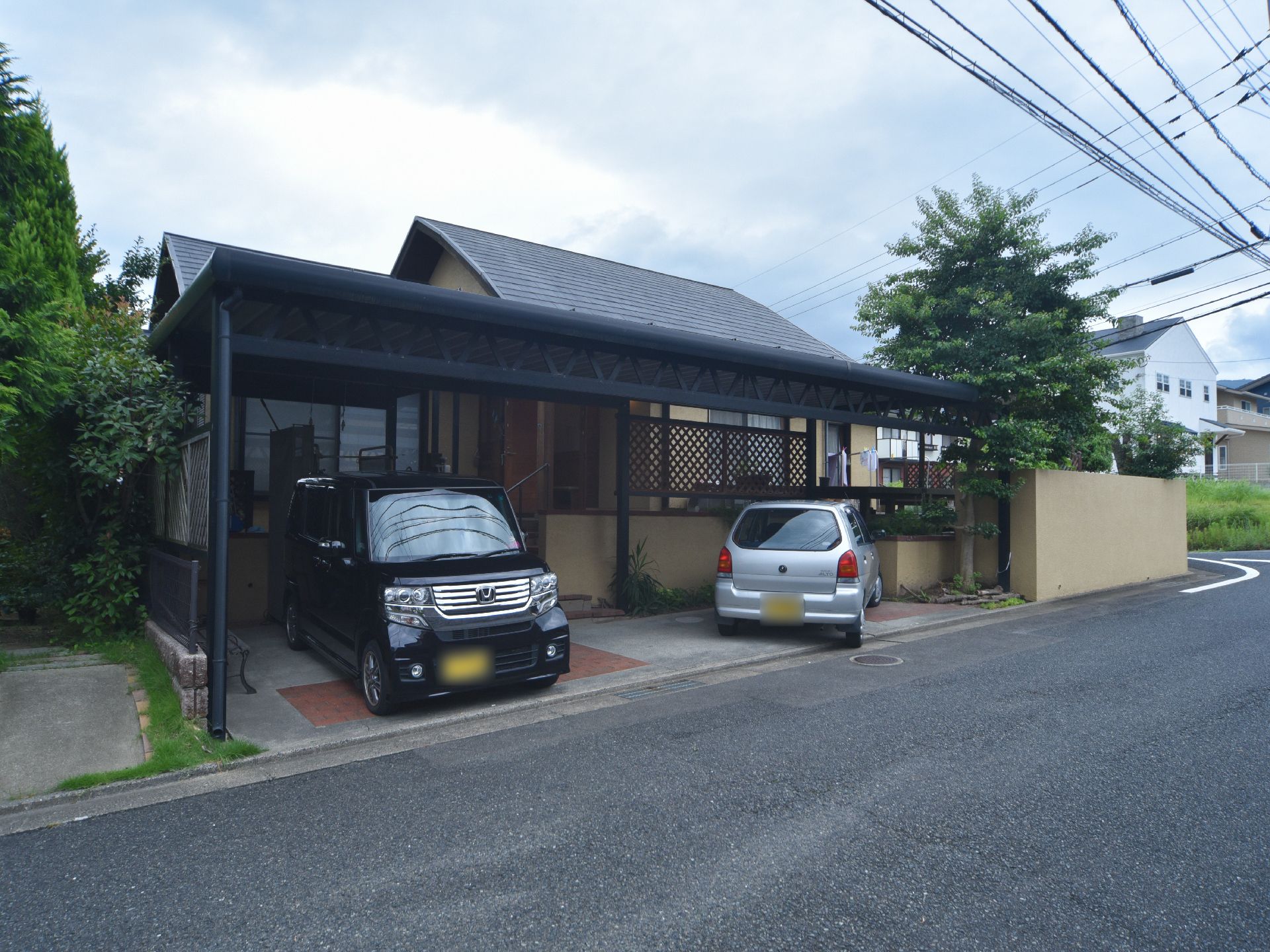 施設の建物は1階建てである。前面には黒いフレームの大きな屋根が設けられており、下は駐車スペースになっている。