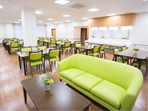 食堂は黄緑と茶色で統一された華やかなデザインである。食堂内には手洗い場があり、手洗いを促すことで病気の予防をしている。
