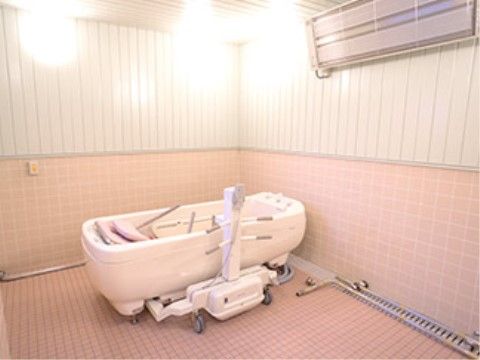 当施設では、機械浴を導入している。入居者様は横になったまま、入浴をすることが可能である。入浴の際はスタッフがお手伝いさせていただく。