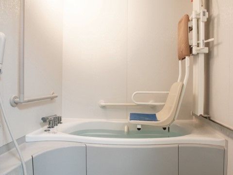 浴槽への出入りを椅子に座ってできる介助用機器を備えている。スタッフによるきめ細やかな入浴介助があり、リフレッシュすることができる。
