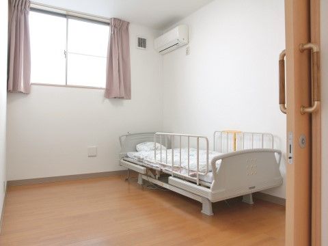 冷暖房完備のため、一年中快適に過ごすことができる。腰高窓が高い位置にあるため、外から部屋の中が見えにくく、プライバシーが守られる。