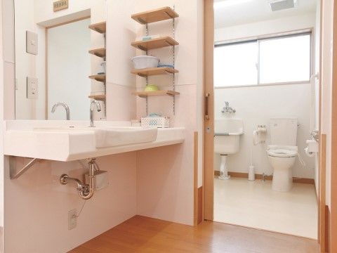 車椅子対応の洗面台を備え、車椅子のまま手洗いをすることができる。自立した生活を送れるように環境を整えている。
