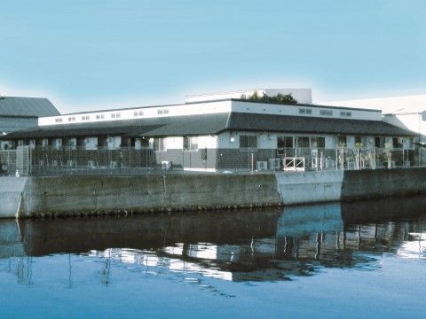 当施設は川沿いの静かな環境に立地している。川の流れを見ることで、穏やかな気持ちで日々過ごすことができる。