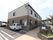 ハイツ風の2階建ての建物である。玄関までは、車椅子でも出入りしやすい緩やかなスロープになっており、手すりも付いている。