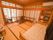 施設には畳敷きの居室がある。部屋の2方向には障子があり、下部分には不透明ガラスがはめ込まれている。エアコンが設置されている。