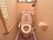 トイレは温水洗浄便座付きである。正面の上部には窓があり、前面には小物を置くスペースがある。ナースコールが設置されている。