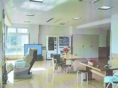 間部に向かってマッサージチェアが置いてある。壁際にはテレビと自動販売機が設置されており、近くにはゴミ箱がある。