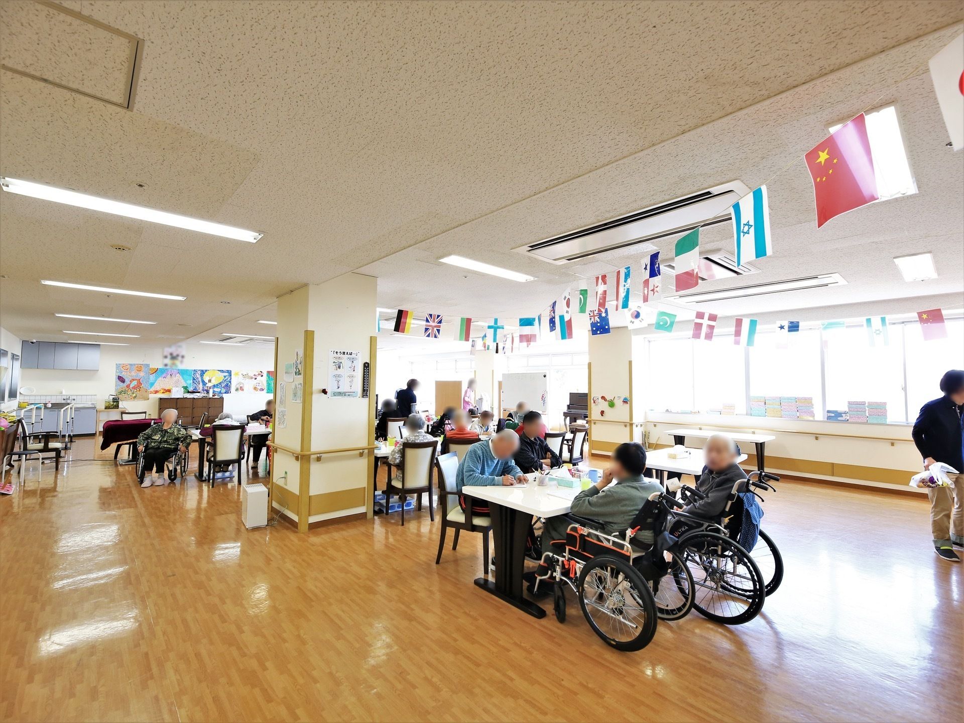 天井には埋め込み式のライトや空調設備が設置されている。壁にはちぎり絵や絵画などの作品が飾られている。