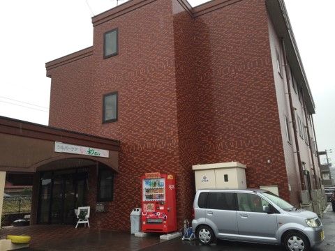 アクセス良好な地に立地する施設である。訪問介護とデイサービスを併設しており、入居者様は手厚い介護を受けることができる。