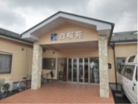 横幅の広い入り口で、屋根が取り付けられている。そのため、天気の良くない日でも車で乗り付ければ濡れることなく室内へ入られる。