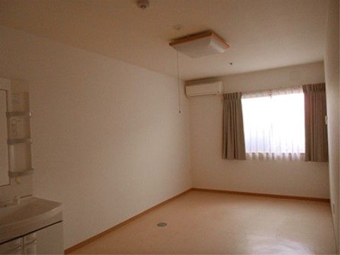 カーテンや洗面台、照明などが用意されている。空調設備も完備しているため、入居後購入の手間が省けるうえに1年を通して快適に過ごせる。