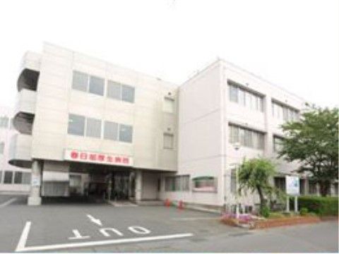 白基調の外装が特徴である。病院の入り口は建物のより内側に位置している。そこまで車で乗り付けられれば、天候を気にすることなく通院もできる。